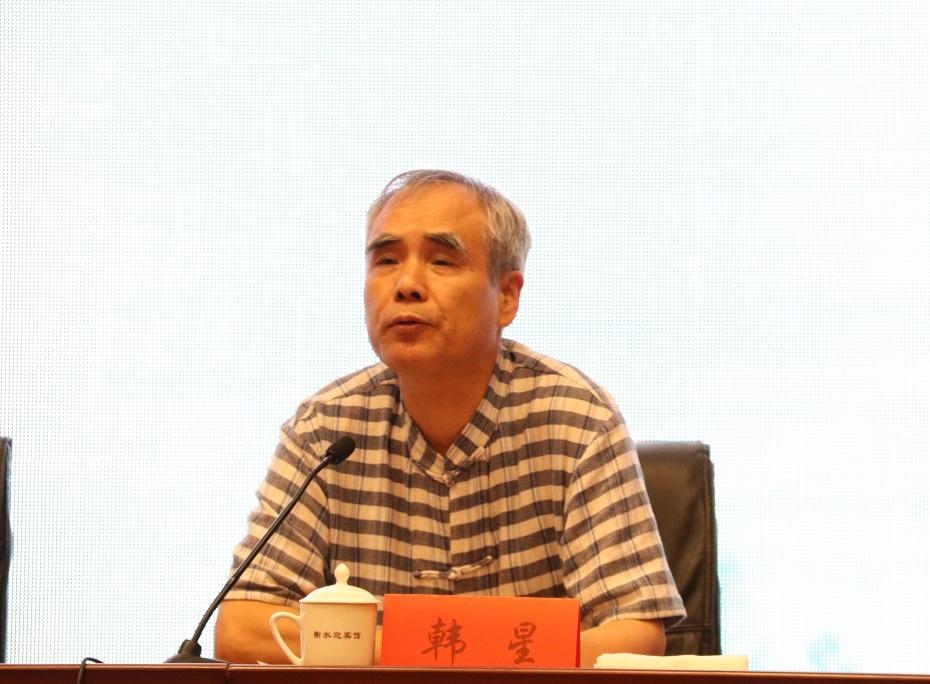 8韓星教授做學(xué)術(shù)總結(jié).jpg