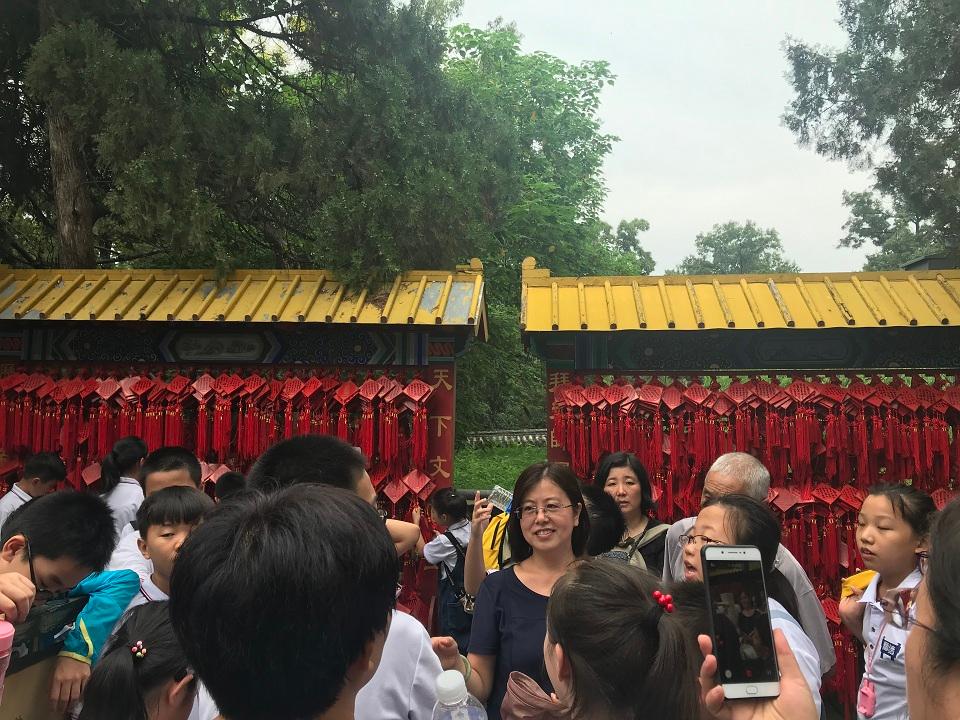 代春敏老師給學(xué)生現(xiàn)場(chǎng)教學(xué).jpg